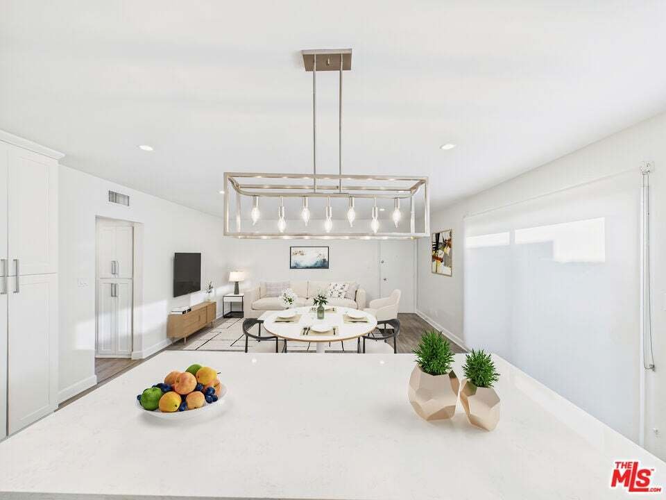 Burbank, California, United States 3 - 18942115