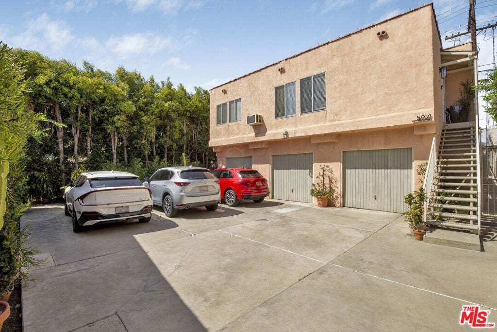 Los Angeles, California, United States 3 - 18942135