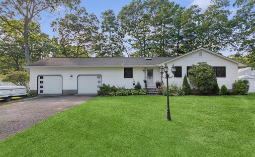 House in Shirley, New York, United States 1