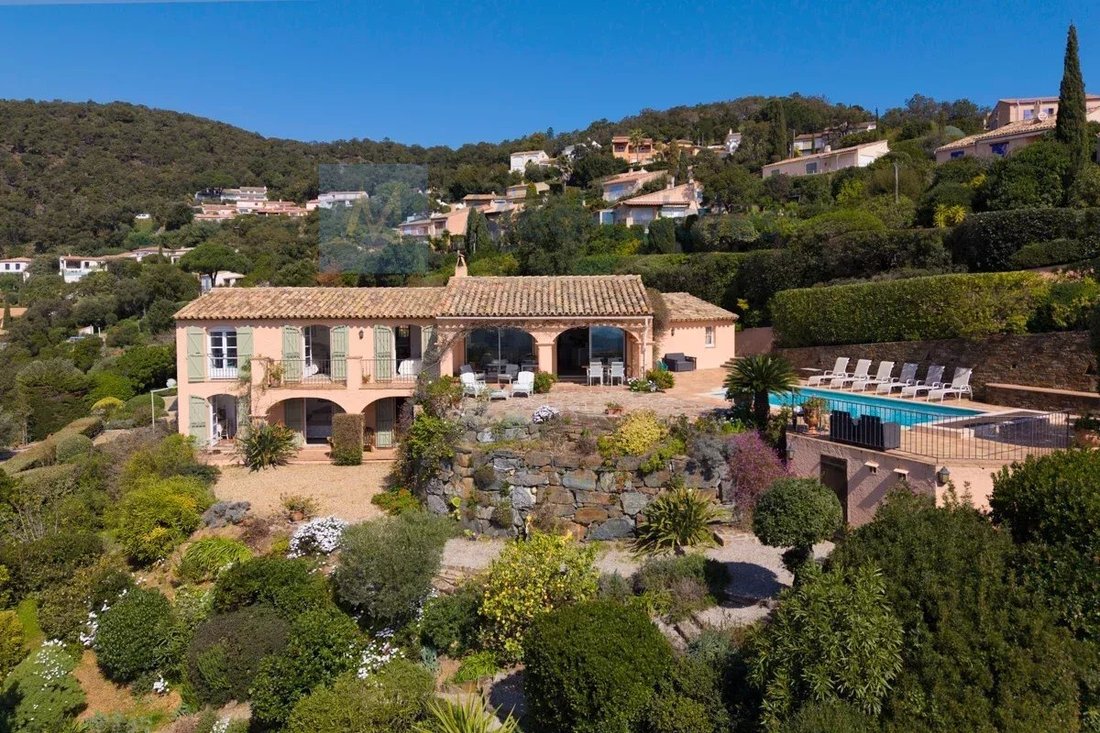 Villa in La Croix-Valmer, Provence-Alpes-Côte d'Azur, France 1 - 17481176