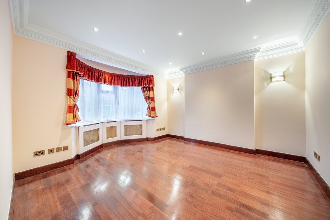 House in East Acton, Ealing, England 4 - 18942373
