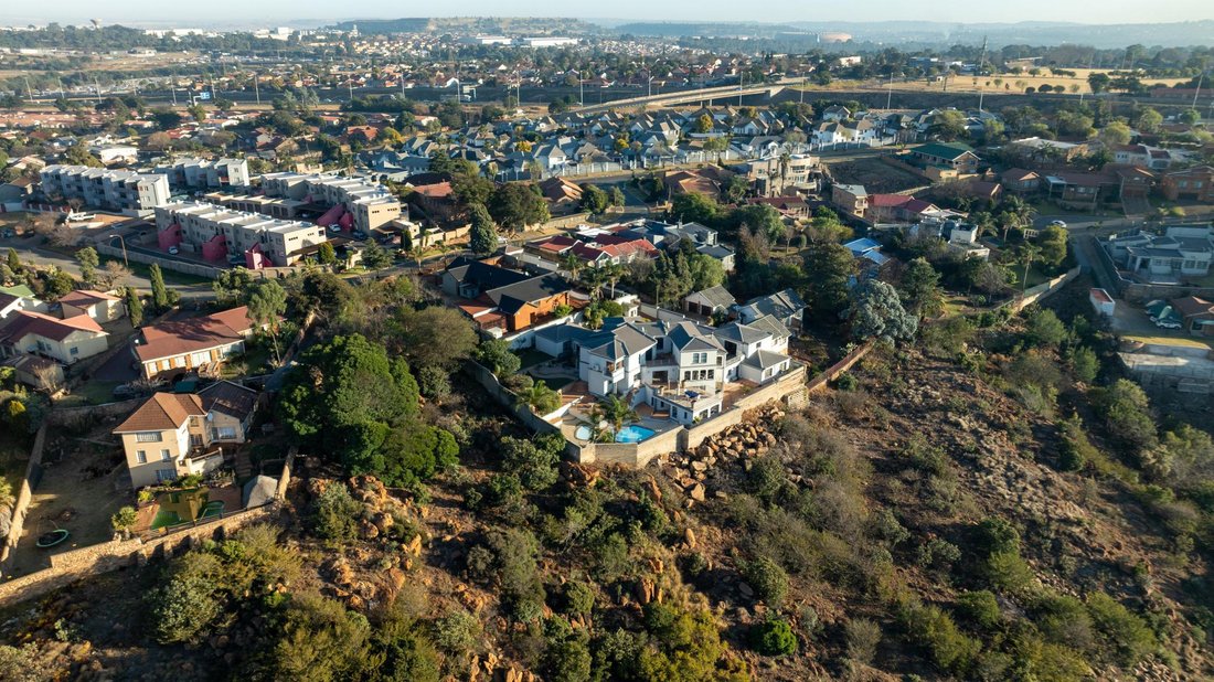 House in Johannesburg South, Gauteng, South Africa 3 - 18941119