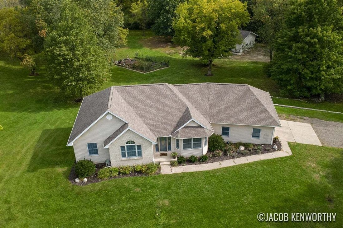 House in Lowell, Michigan, United States 1 - 18943430