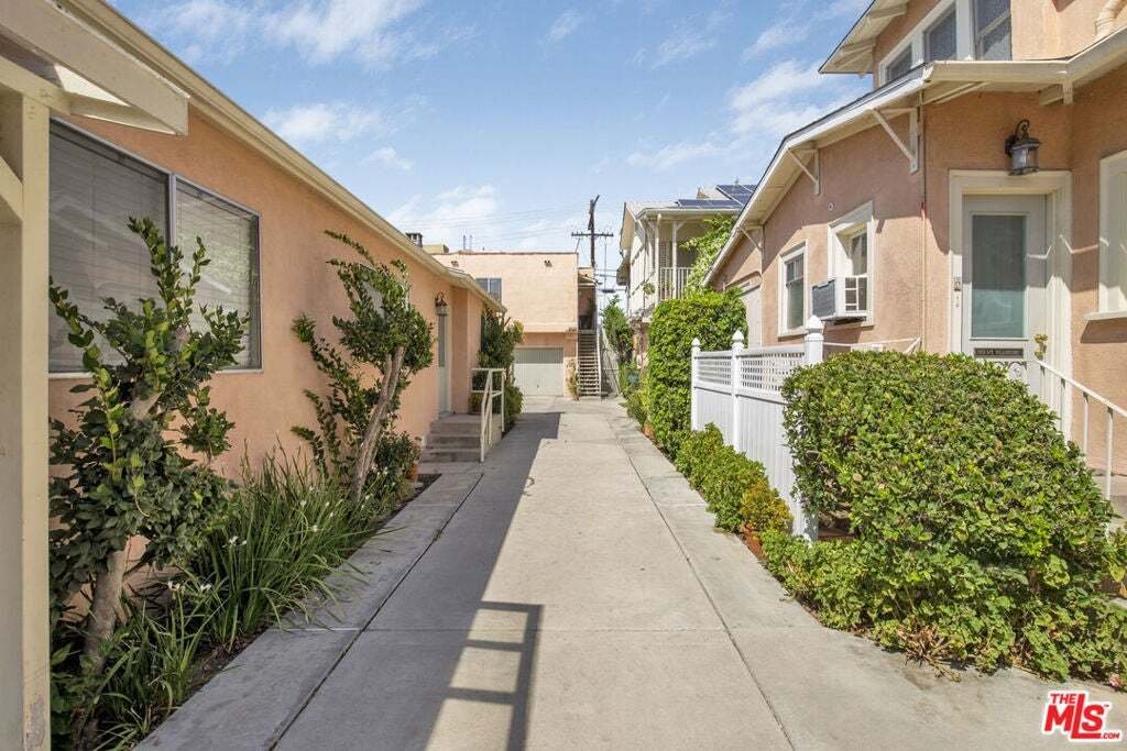 Los Angeles, California, United States 4 - 18942135