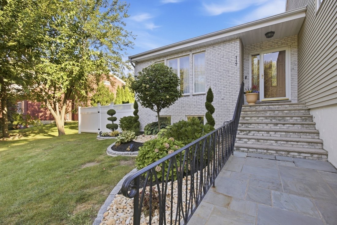 House in Danvers, Massachusetts, United States 2 - 18944994