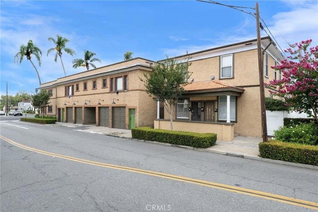 Santa Ana, California, United States 3 - 18277792