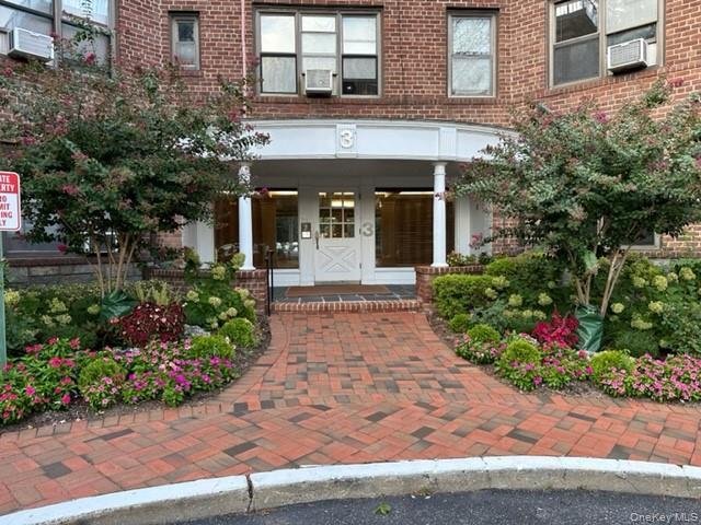 Co Op in Great Neck, New York, United States 1 - 18943725