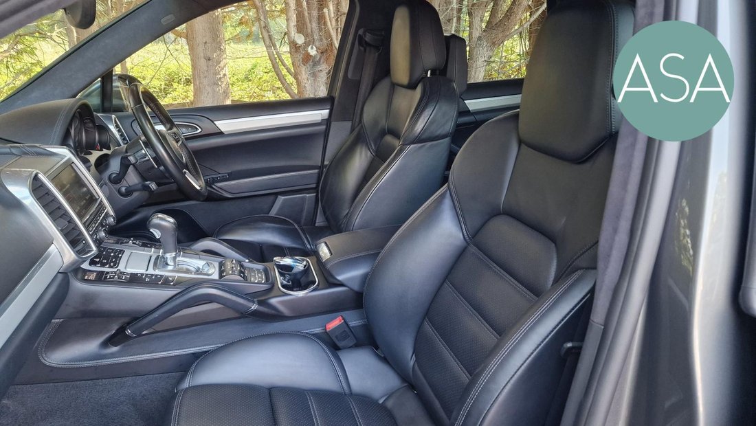 Suv in Cowfold, United Kingdom 5 - 17706272