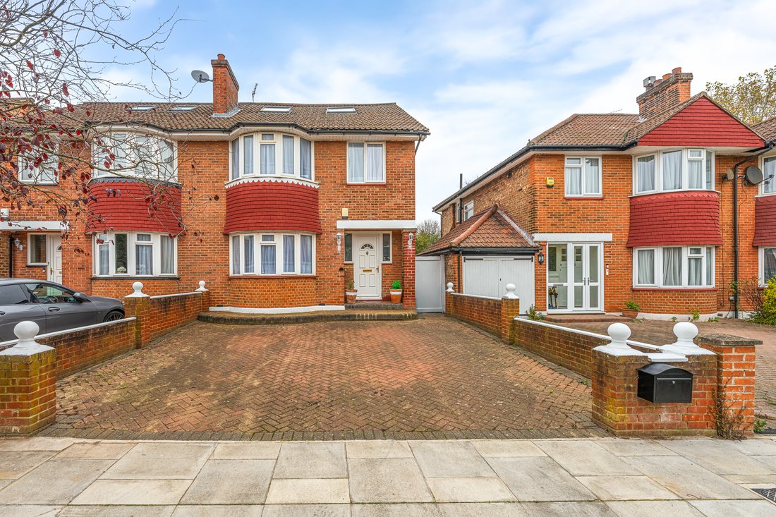 House in East Acton, Ealing, England 2 - 18942373