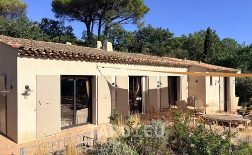 Villa in Le Plan-de-la-Tour, Provence-Alpes-Côte d'Azur, France 1