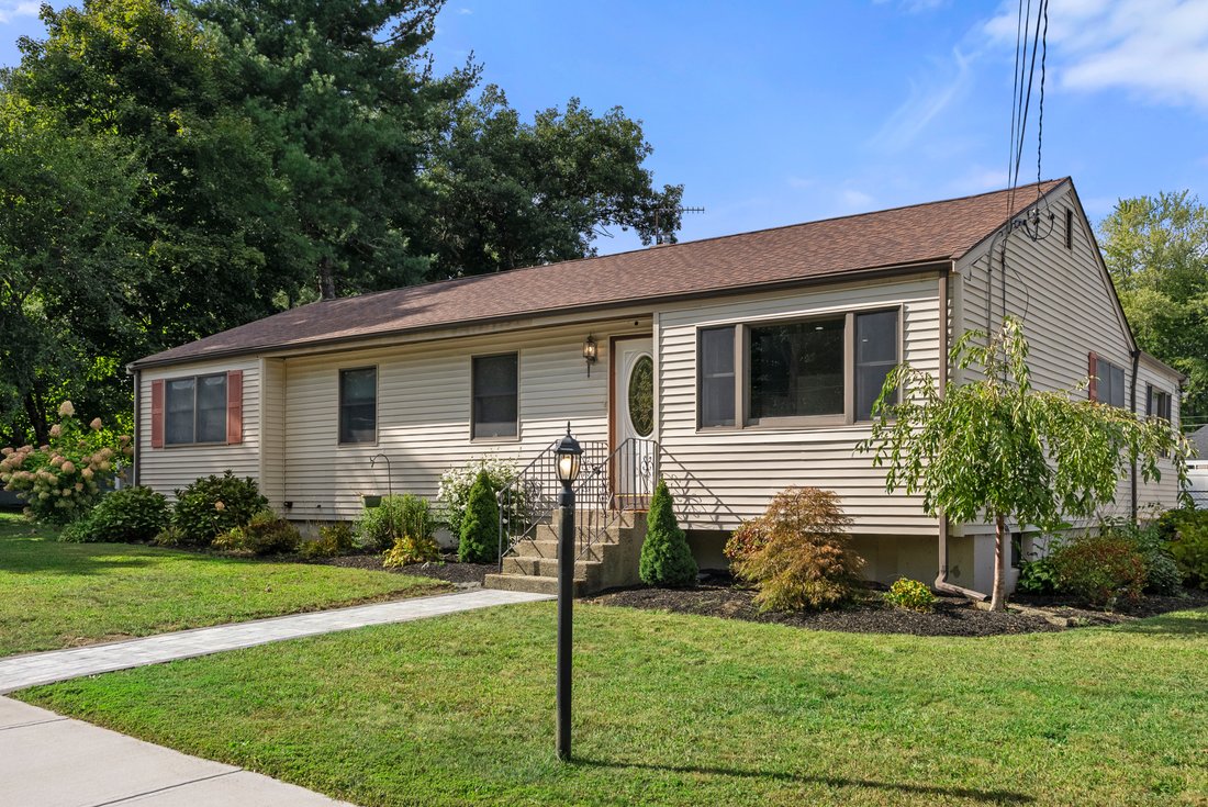 House in Medway, Massachusetts, United States 2 - 18939226