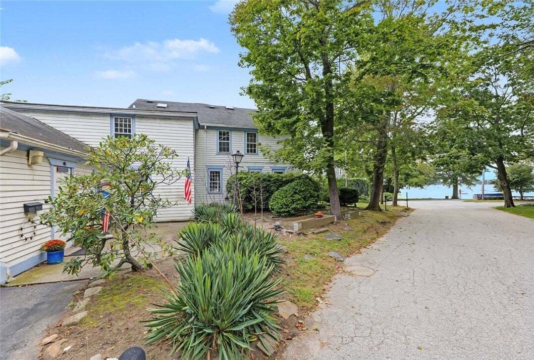 Bristol, Rhode Island, United States 5 - 18942054