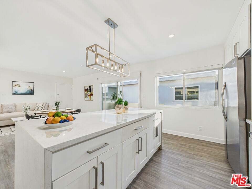 Burbank, California, United States 5 - 18942115