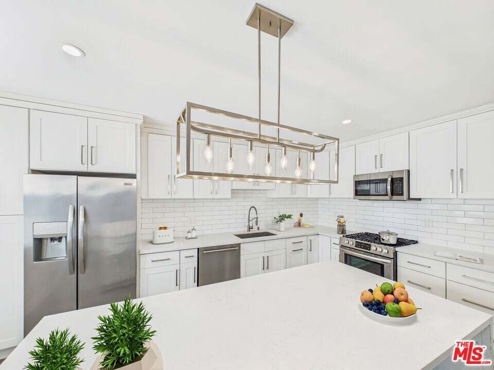 Burbank, California, United States 2 - 18942115