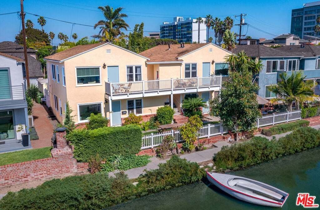 Los Angeles, California, United States 2 - 18942161