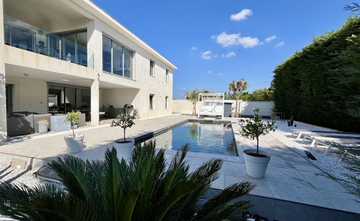 House in Exterieur, Bedarrides, France 1
