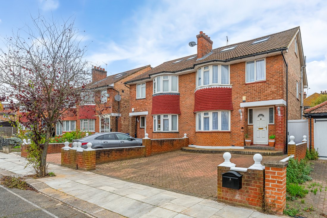 House in East Acton, Ealing, England 3 - 18942373