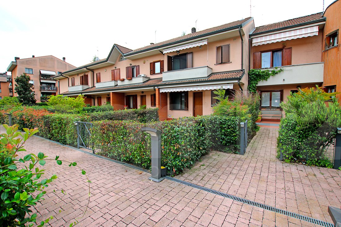 House in Arese, Lombardy, Italy 2 - 18942456