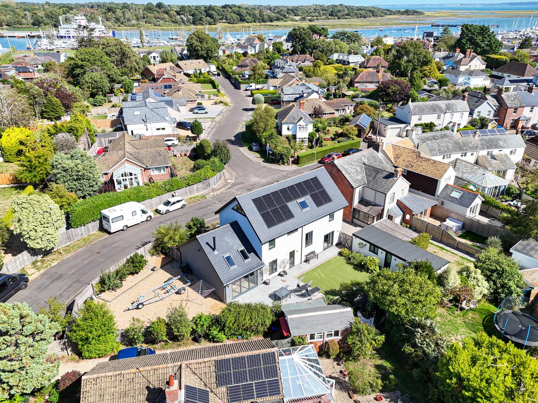 House in Lymington, England 3 - 18939564