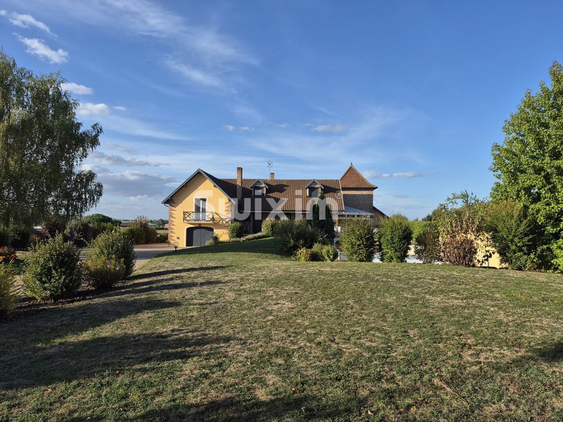 Estate in Feillens, Auvergne-Rhône-Alpes, France 2 - 18940345