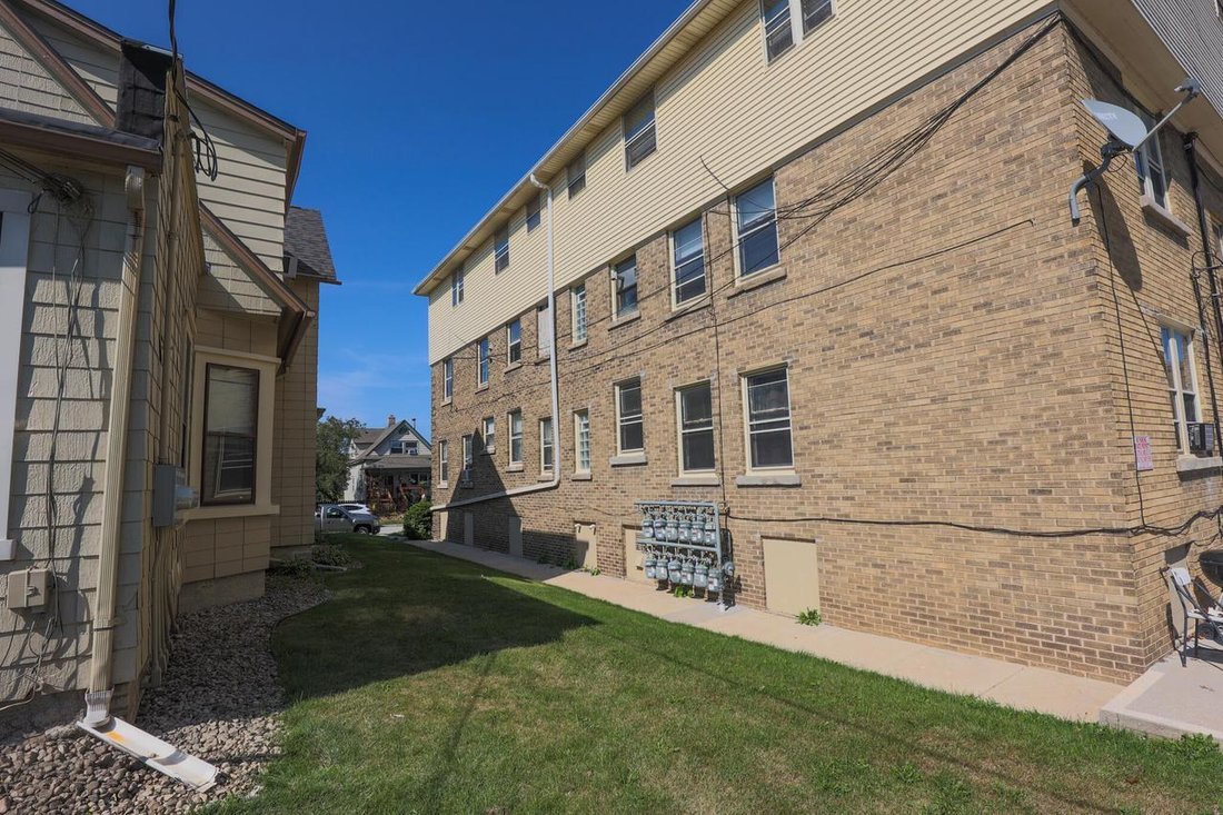 South Milwaukee, Wisconsin, United States 2 - 18942072