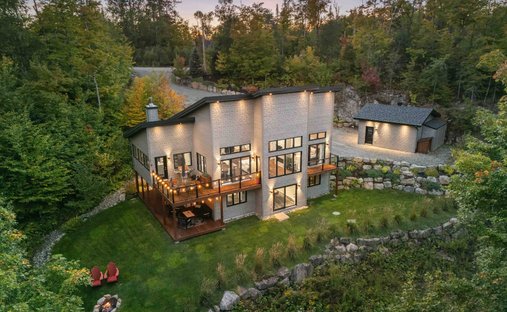 House in Sainte-Marguerite-du-Lac-Masson, Quebec, Canada 1