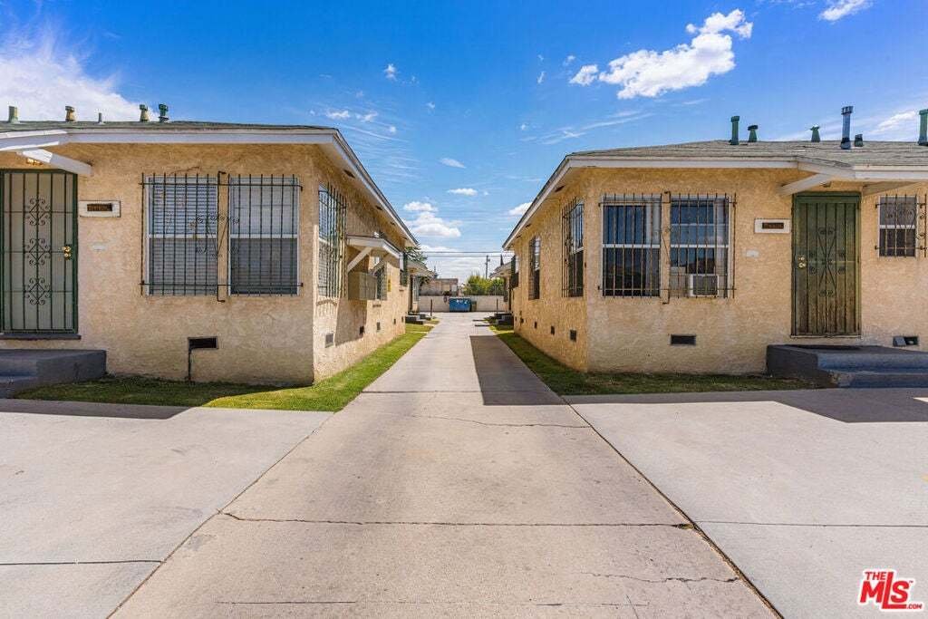 Compton, California, United States 4 - 18942142