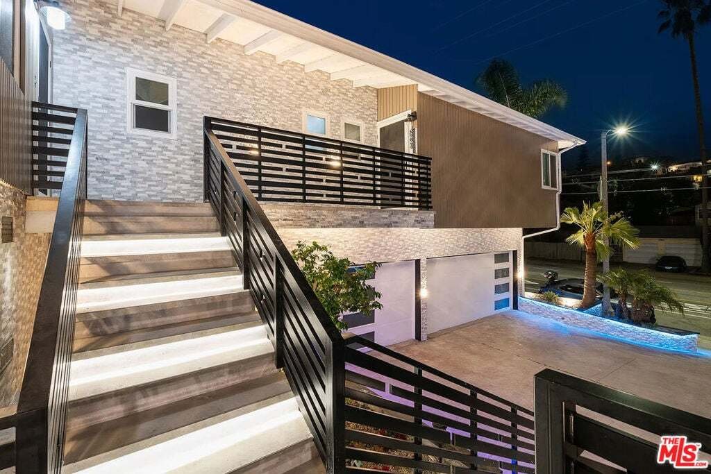 Los Angeles, California, United States 3 - 18942152