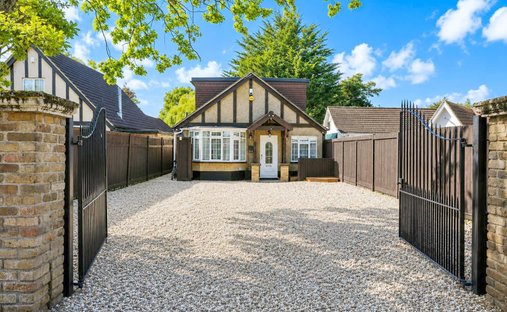 Chalet in Cowley, Hillingdon, England 1