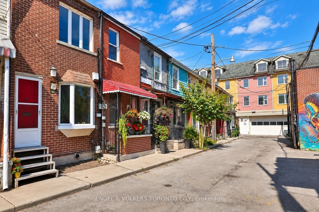 Townhouse in Toronto, Ontario, Canada 1 - 18944007
