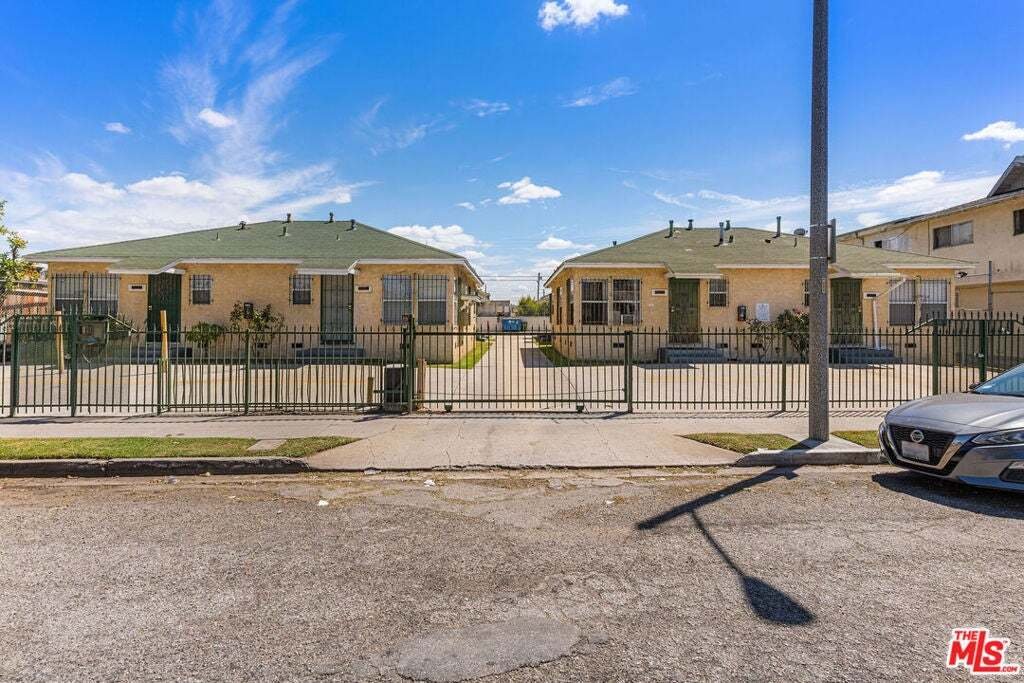Compton, California, United States 1 - 18942142