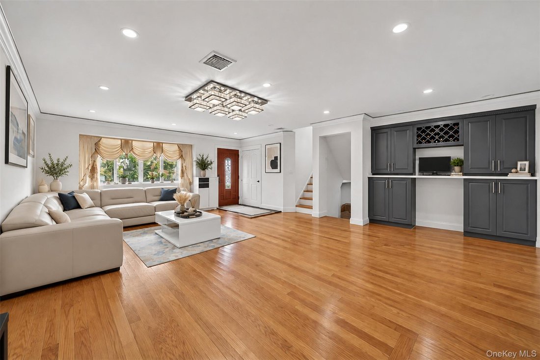 House in Syosset, New York, United States 4 - 18942317