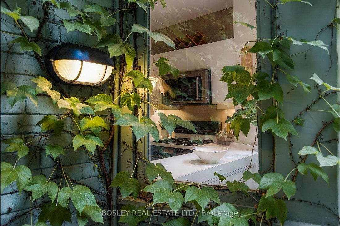 Townhouse in Toronto, Ontario, Canada 3 - 18945137