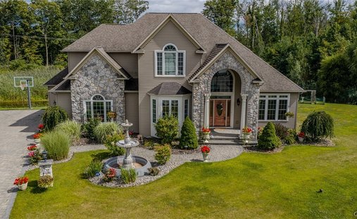 House in Liverpool, New York, United States 1