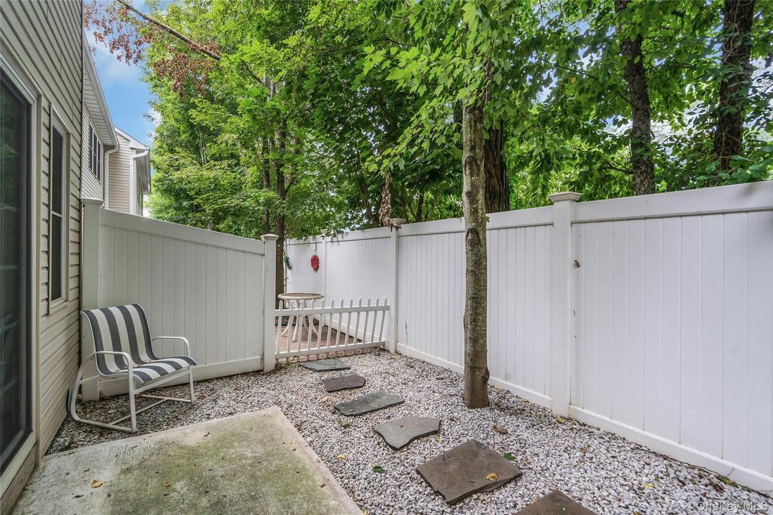 Condo in Amityville, New York, United States 5 - 18943727
