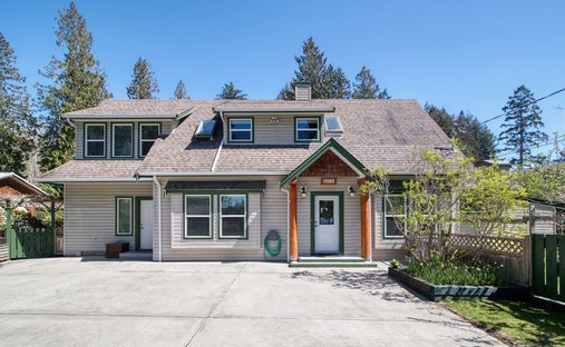 House in Garden Bay, British Columbia, Canada 1