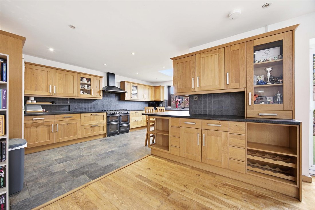 Chalet in Cowley, Hillingdon, England 4 - 18942247