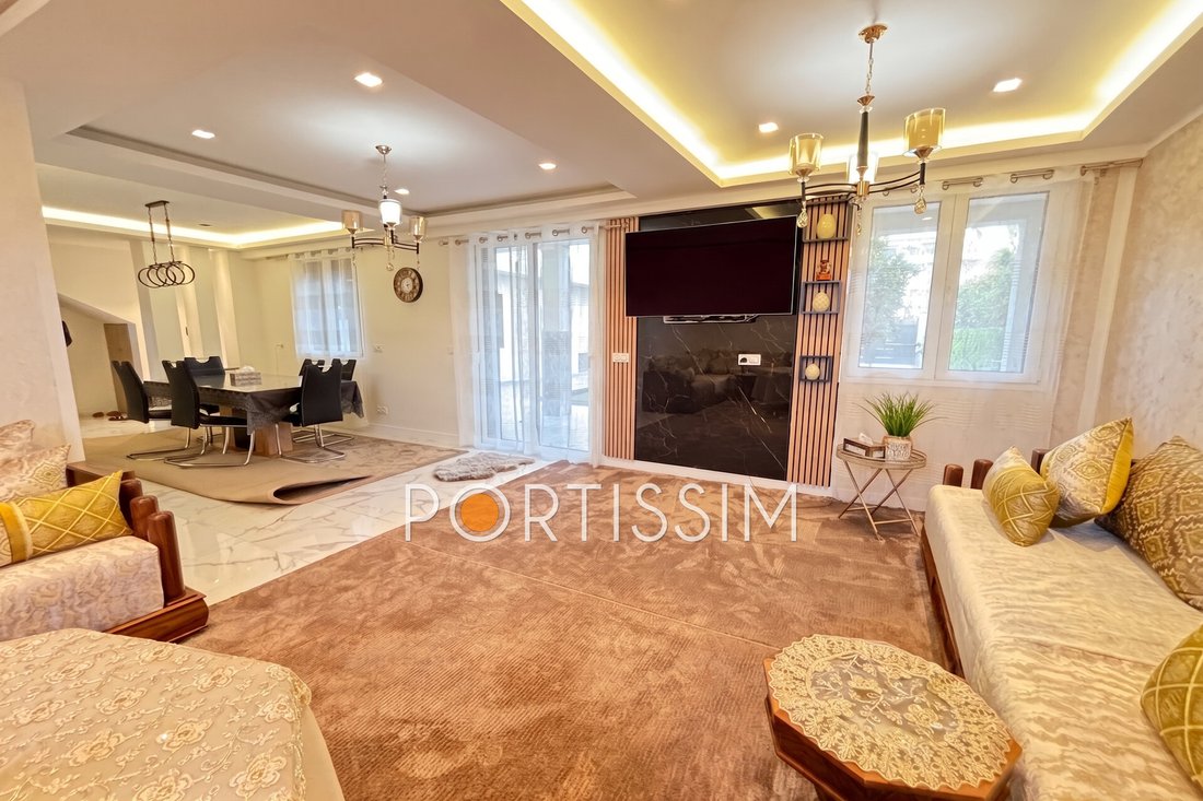 Villa in Saint-Laurent-du-Var, Provence-Alpes-Côte d'Azur, France 2 - 13664488