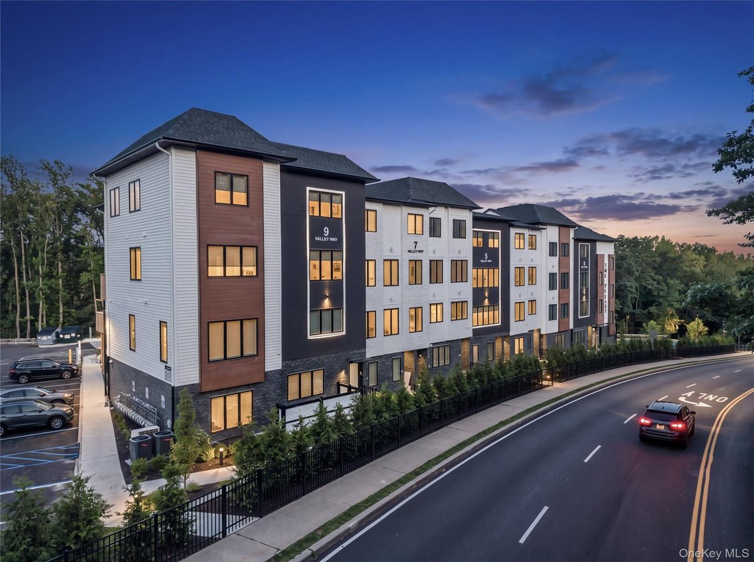 Condo in Spring Valley, New York, United States 1 - 18942873