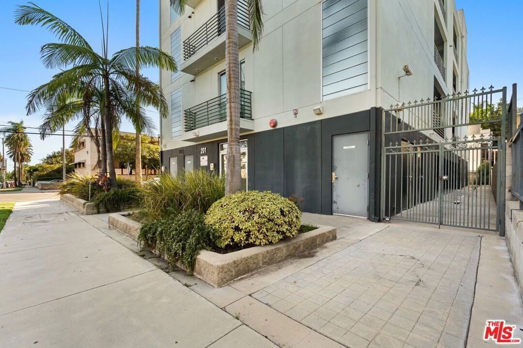 Los Angeles, California, United States 3 - 18942180