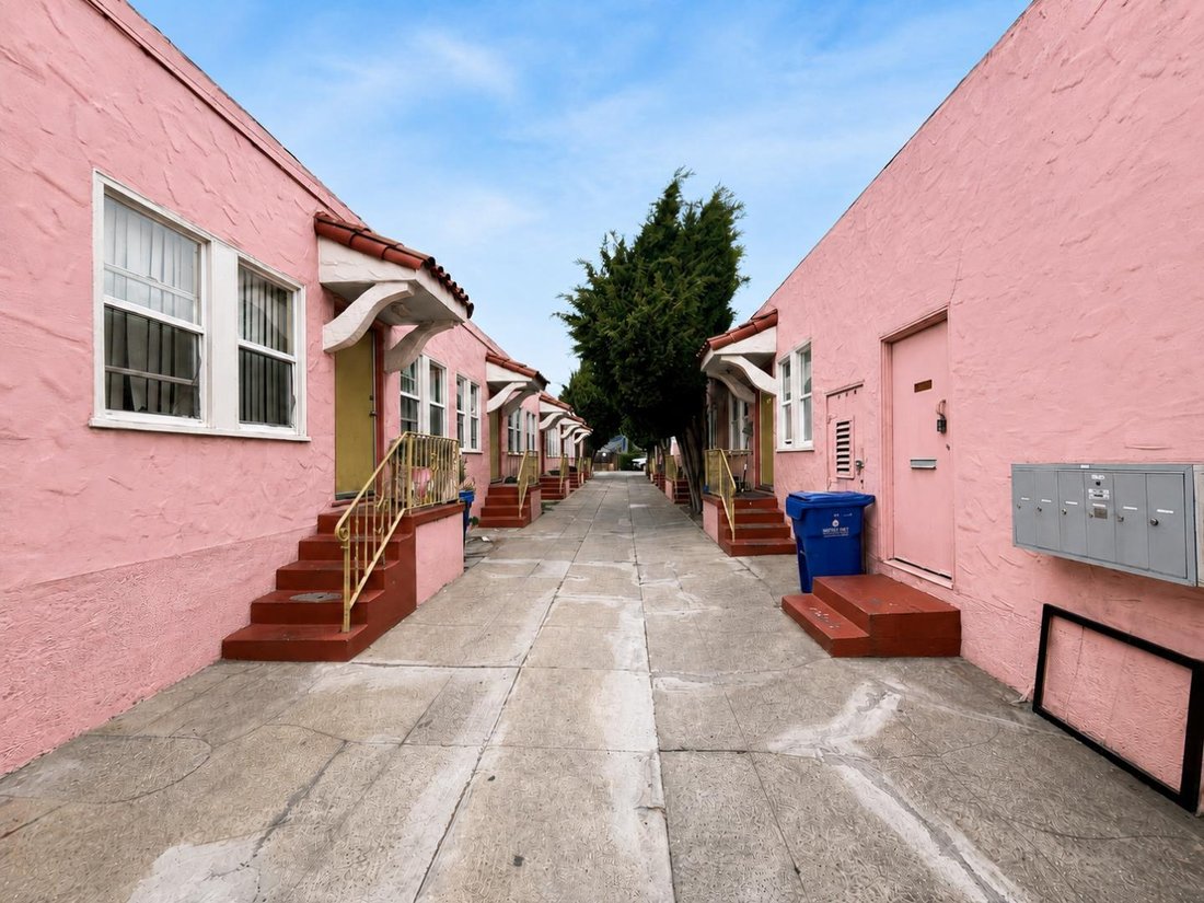 Oakland, California, United States 2 - 18942574