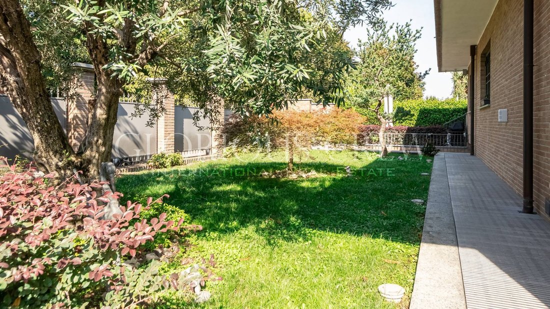 Villa in Trezzano sul Naviglio, Lombardy, Italy 2 - 18945097
