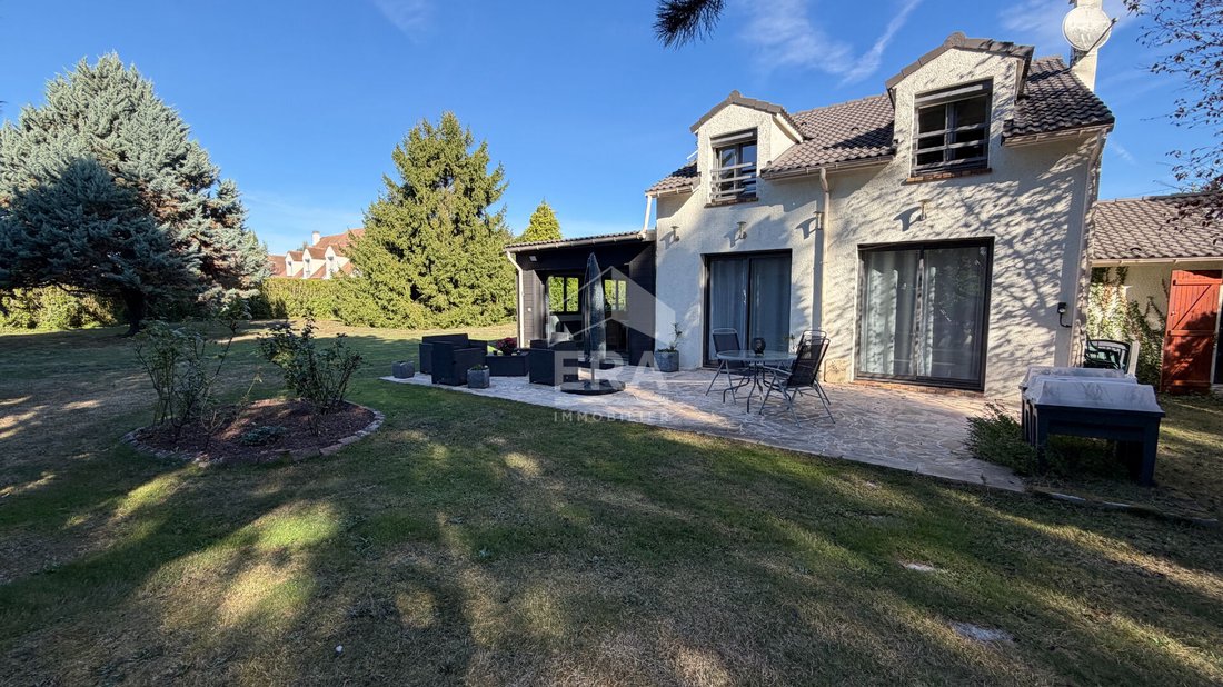 Villa in Les Alluets-le-Roi, Ile-de-France, France 1 - 17534896