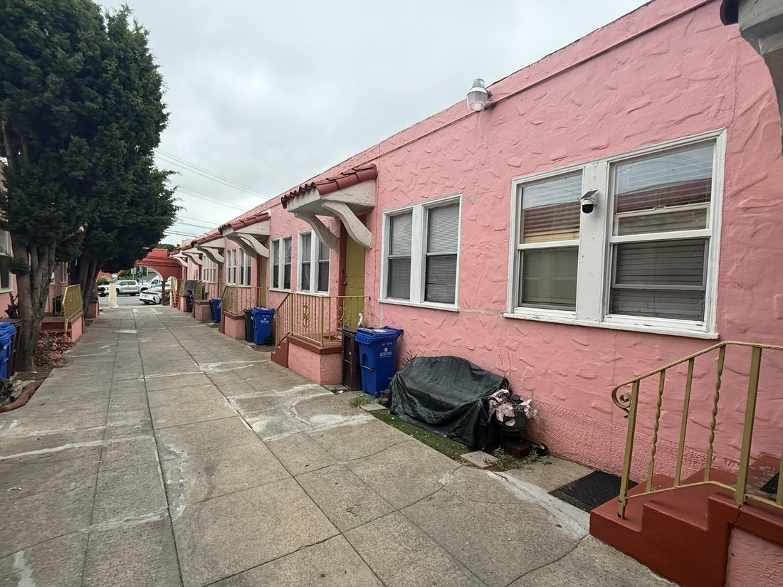 Oakland, California, United States 3 - 18942574