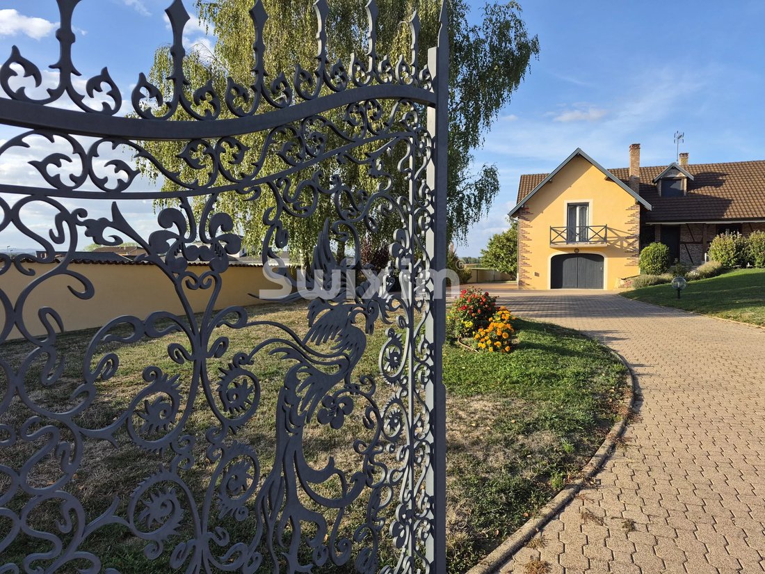 Estate in Feillens, Auvergne-Rhône-Alpes, France 1 - 18940345
