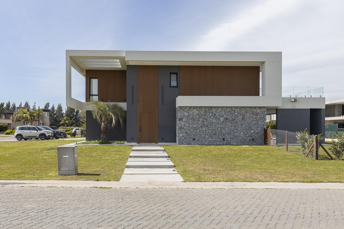 House in Ezeiza, Buenos Aires Province, Argentina 1 - 18941299