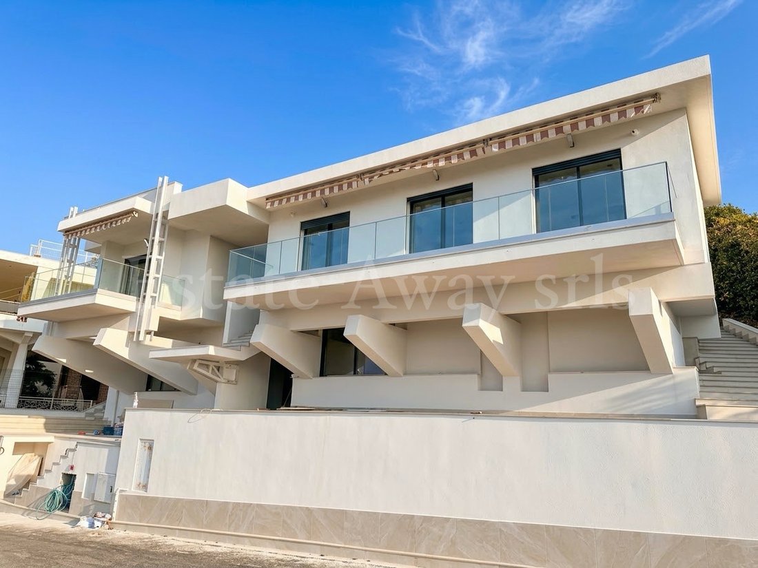 Villa in Vallecrosia, Liguria, Italy 1 - 18945240