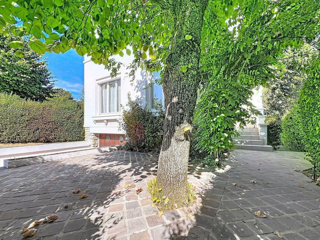 Villa in Chateau de Vaucresson, Vaucresson, France 1 - 18945417