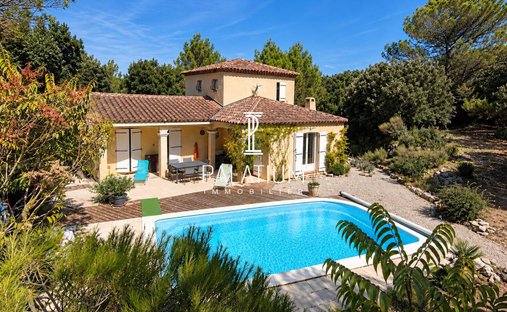 House in Saint-Julien, Provence-Alpes-Côte d'Azur, France 1