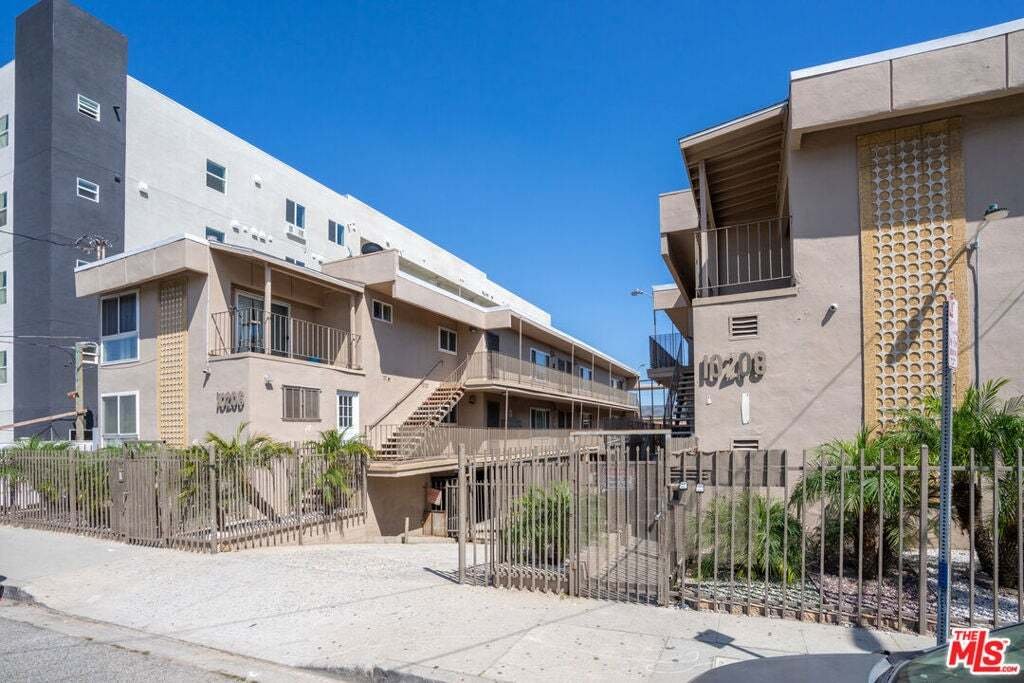 Inglewood, California, United States 2 - 18945743